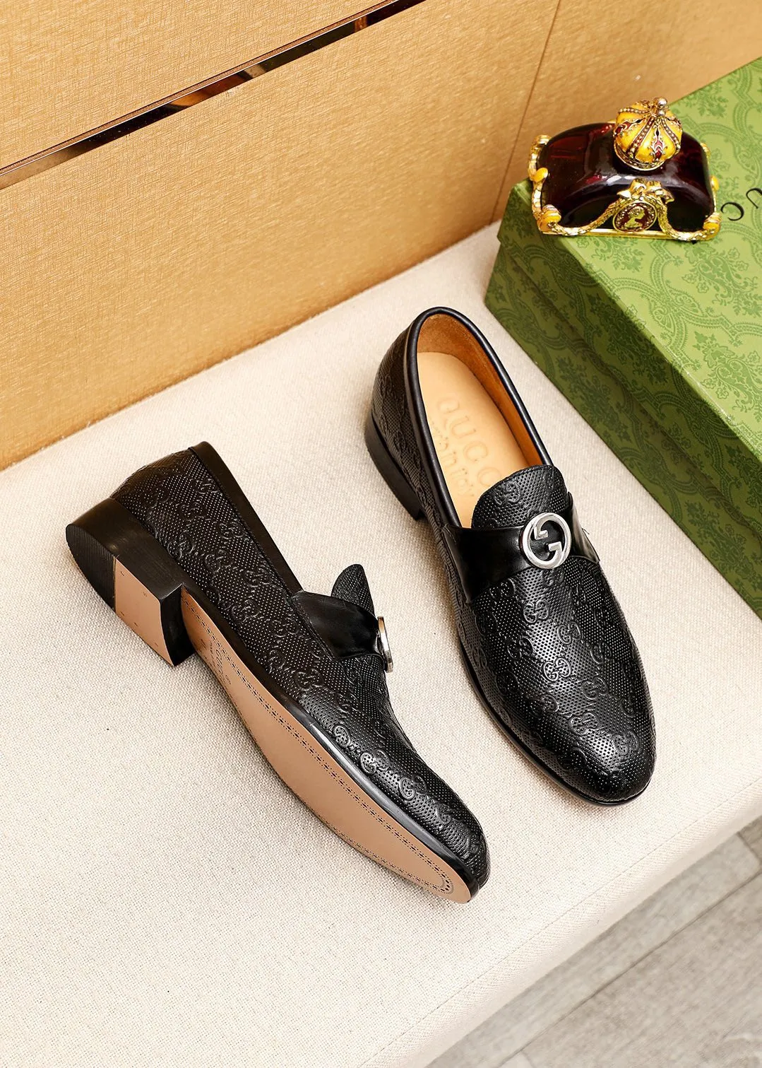Men's shoes 💰462 💐 Product trademark: GUCCI "Gucci" casual leather shoes Regular size: 38-44 (45.46.47🉑️customized) Product materials: Selected imported first-layer cowhide embossed upper + luxury hardware buckle, imported cowhide leather lining. Strong three-dimensional visual effect, original outsole color: 1⃣️color optional